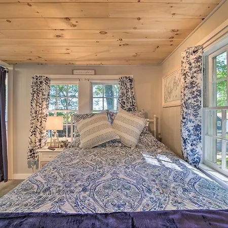 Lush Edgecomb Studio Cottage With Fire Table!